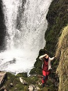82 Noelle coraggiosa scesa alla grande pozza di base della cascata! 